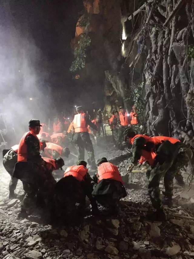 我不知道你是誰(shuí)，卻知道你為了誰(shuí)，向人民子弟兵致敬！