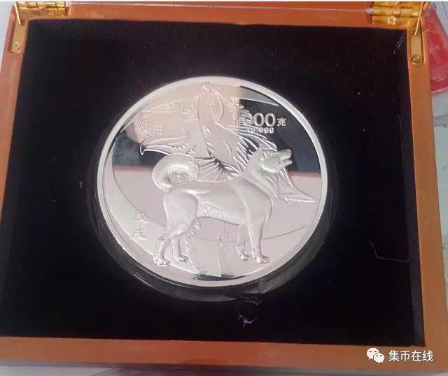 生肖狗年金銀幣上的防偽微縮文字你發(fā)現(xiàn)了嗎？